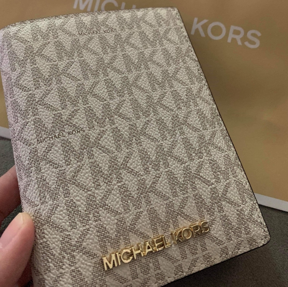 MICHAEL KORS JET SET TRAVEL PVC LEATHER PASSPORT C